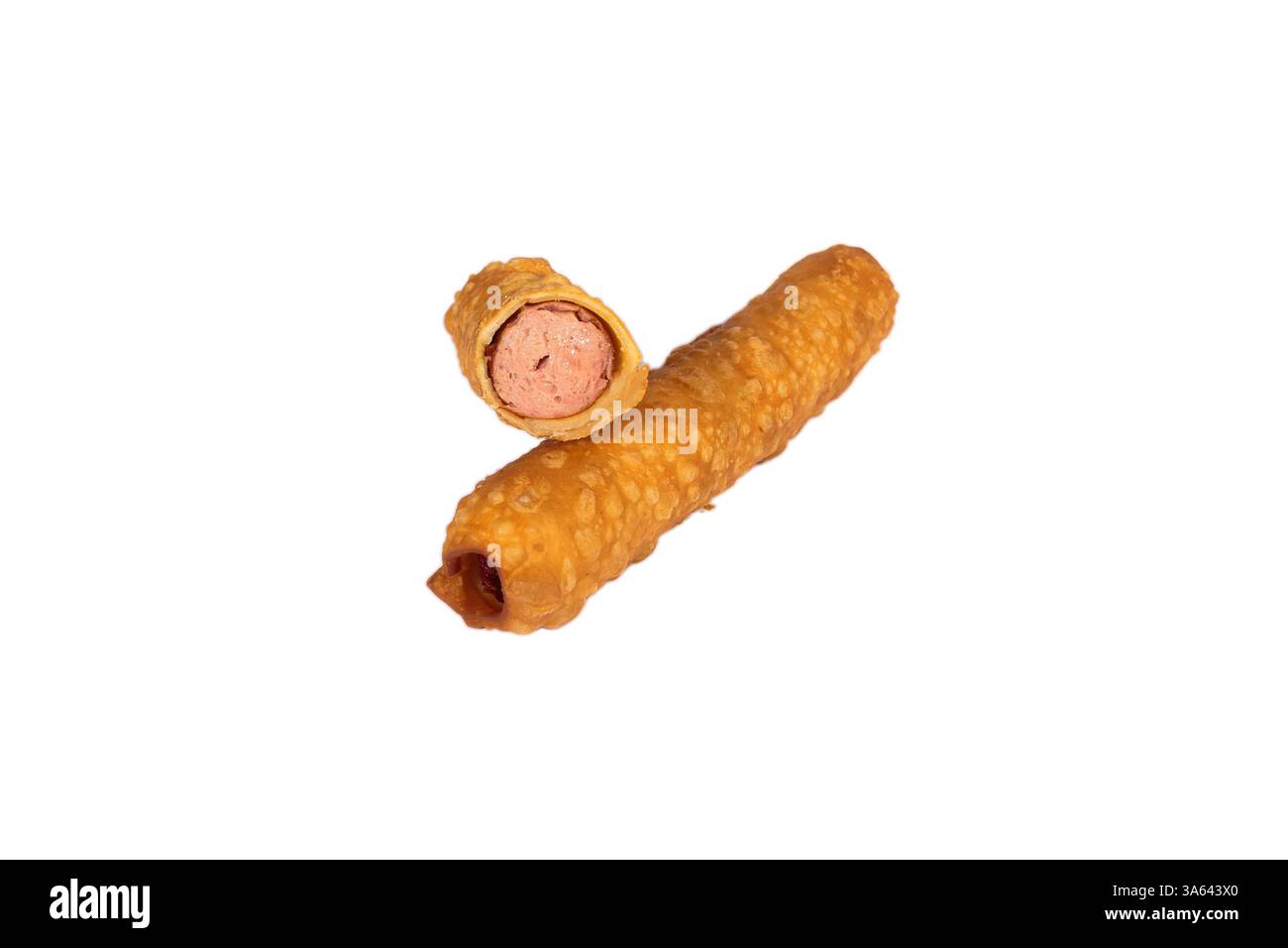 Salsiccia nell'impasto fritta nell'olio in una sezione su sfondo bianco isolato. carne di pollo Foto Stock