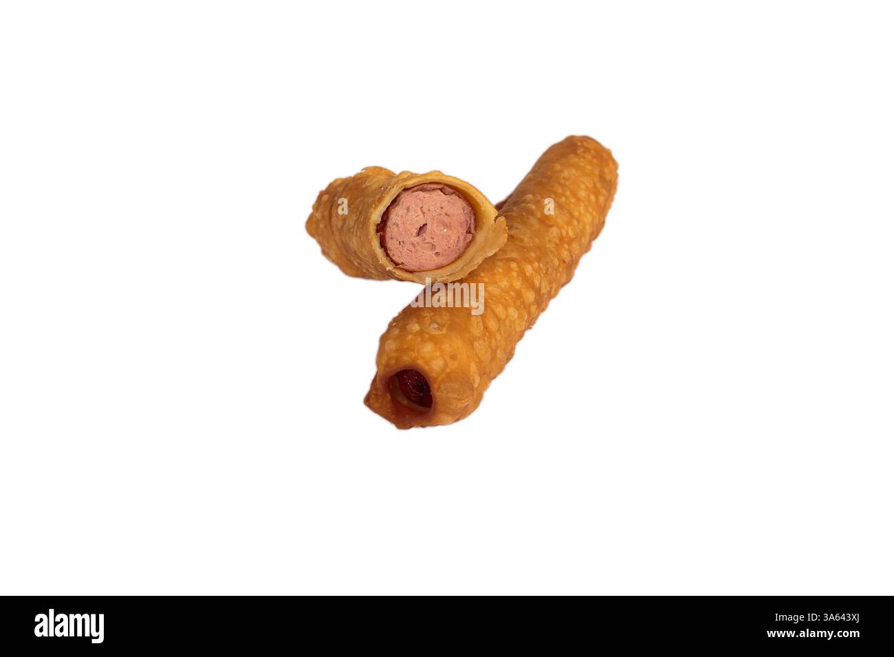 Salsiccia nell'impasto fritta nell'olio in una sezione su sfondo bianco isolato. la nuova ricetta dello chef Foto Stock