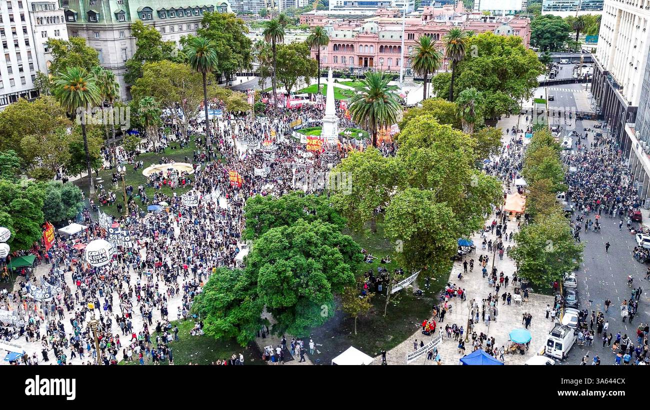 Buenos Aires, Argentina. 24 marzo 2025, %G: Buenos aires (arg), 03/24/2025 - argentina/protesta/dittatura - internazionale - immagine aerea registrata con un drone mostra la marcia di migliaia di argentini per le strade del centro di buenos aires, questo lunedì 24 marzo 2025, giornata nazionale della memoria per la verità e la giustizia, data creata nel 2002 per onorare le vittime e le persone scomparse della dittatura militare in argentina. Dopo il colpo di stato iniziato il 24 marzo 1976, che depose l'allora presidente isabelita peron, il paese visse sotto una dittatura civile-militare fino al 1983. Foto Stock
