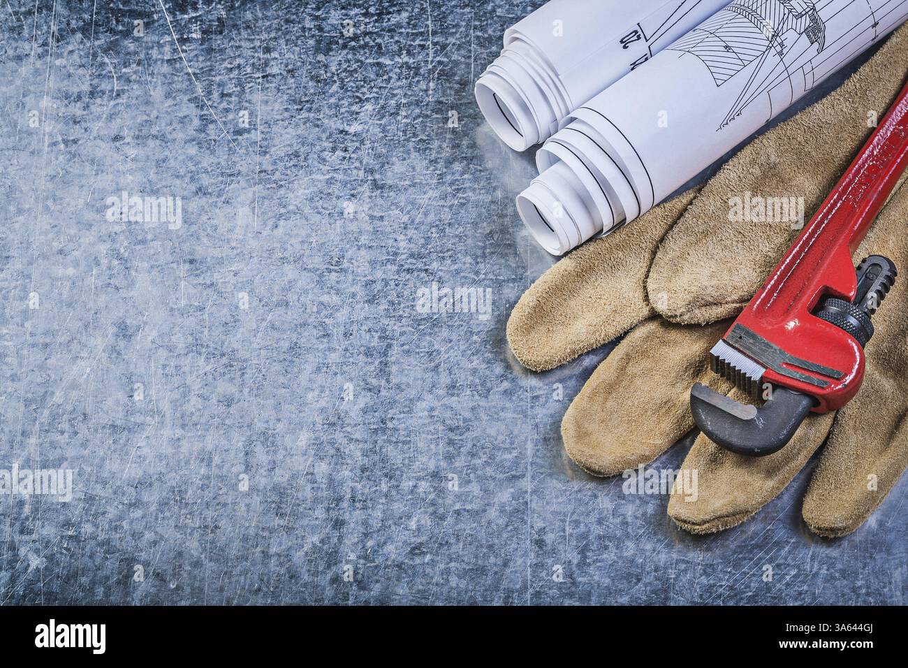 Disegni costruttivi della chiave stringitubo guanti di sicurezza in pelle su sfondo metallico spazio copia Foto Stock