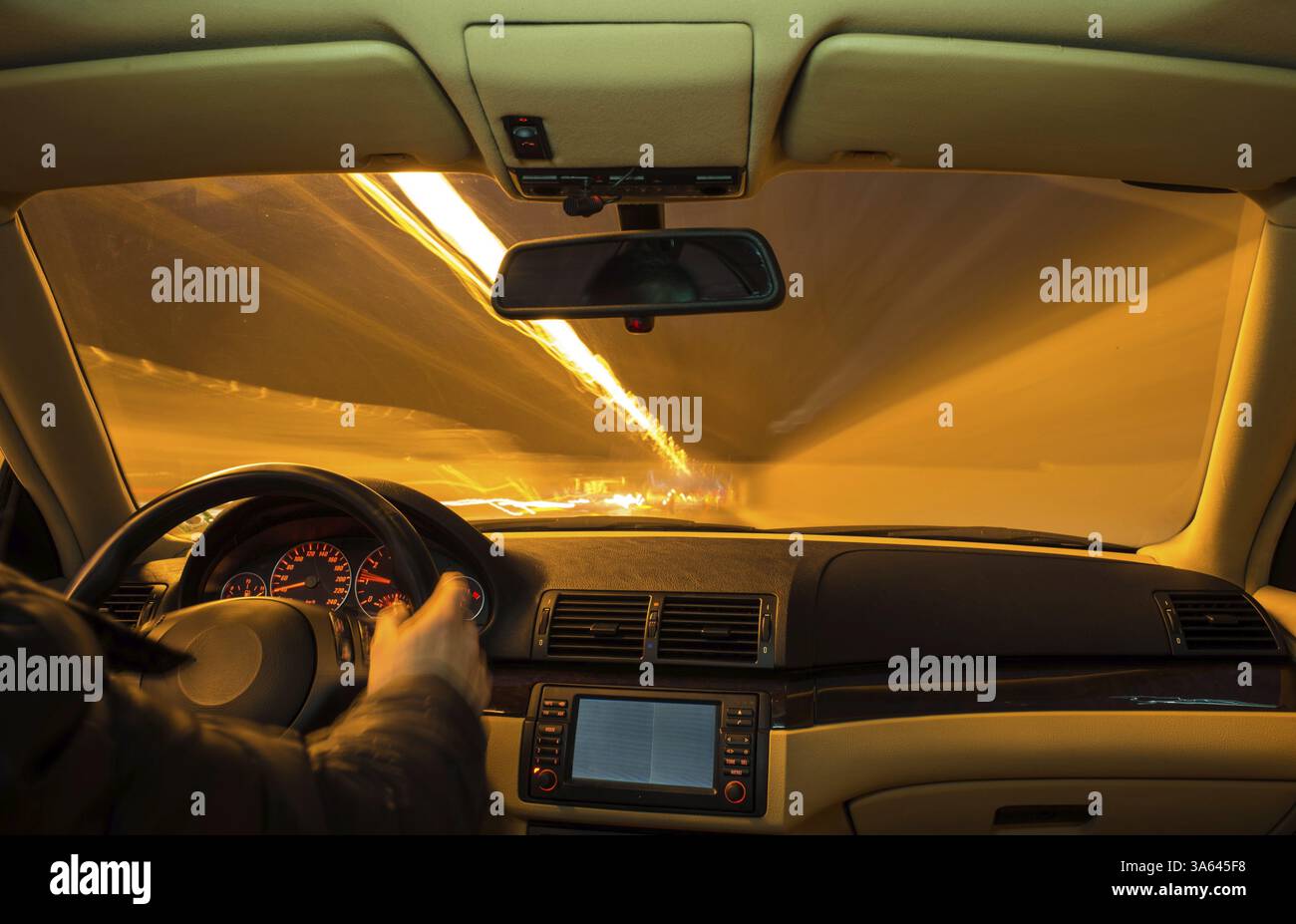 Per interni auto sulla guida. Sfocata delle luci di notte Foto Stock