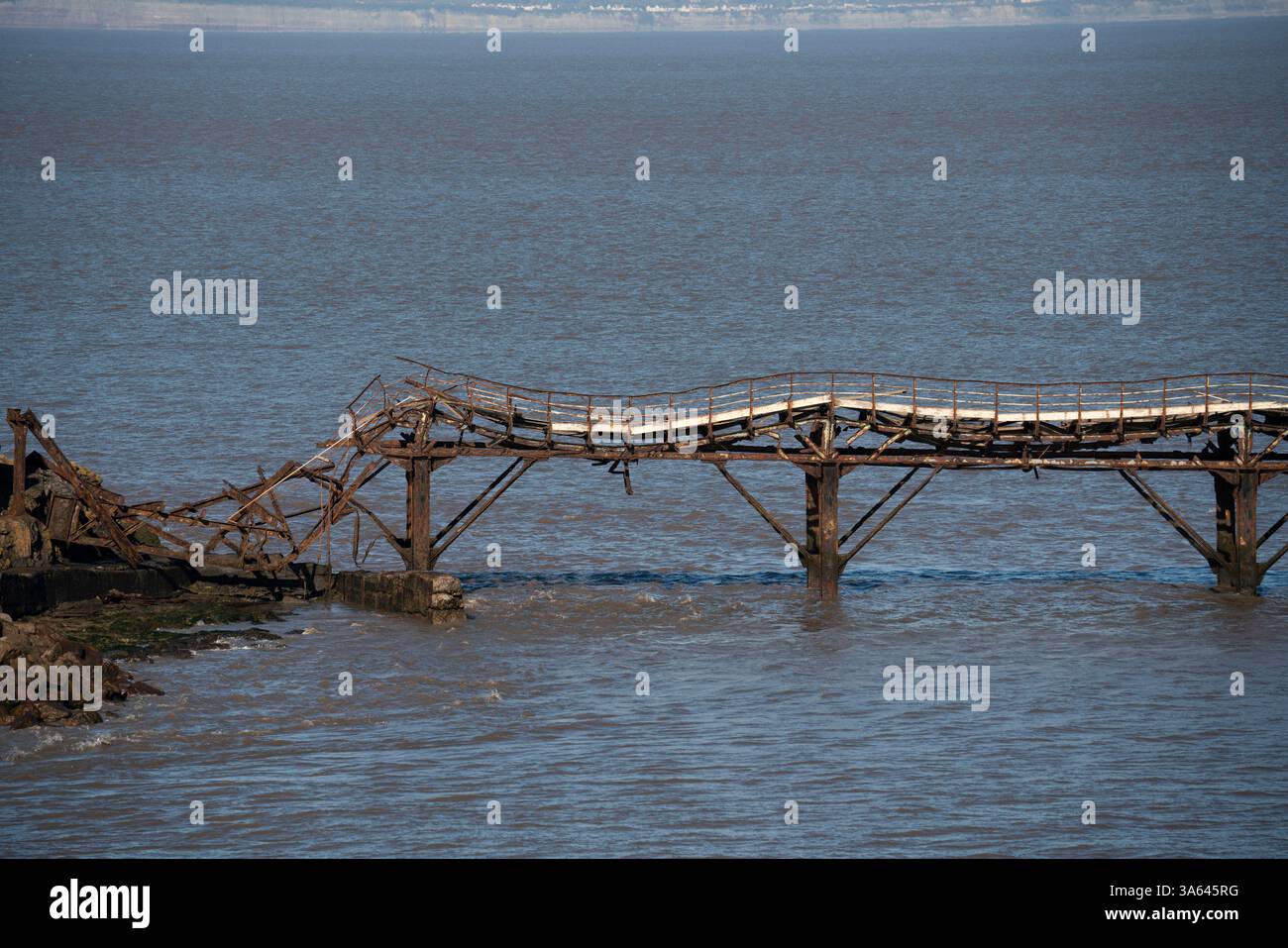 Molo di Birnbeck a Weston-super-Mare in una giornata soleggiata e limpida con l'alta marea. Foto Stock