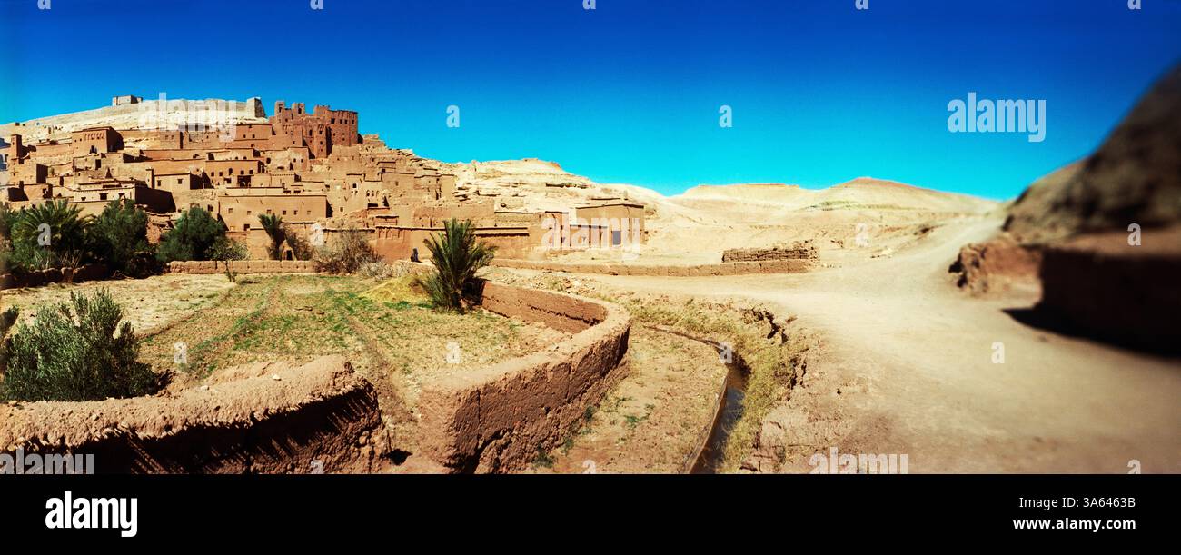 Vista panoramica del villaggio di Merzouga nel villaggio Oasi di Hassilabied nel sud-est del Marocco Foto Stock