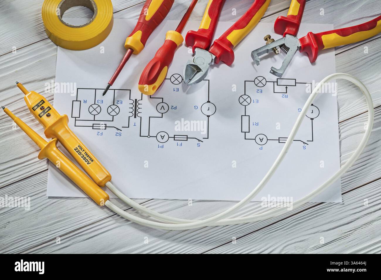 Tester utensili elettrici, nastro isolante, cacciaviti isolati, pinze spelafili isolate Foto Stock