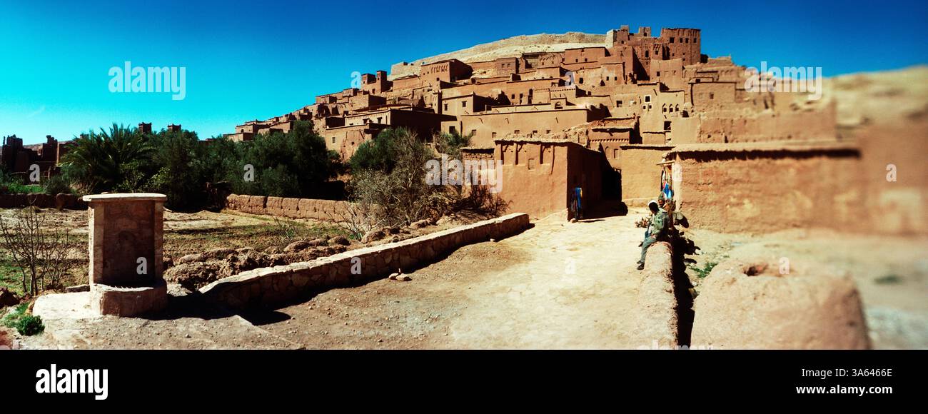Vista panoramica del villaggio di Merzouga nel villaggio Oasi di Hassilabied nel sud-est del Marocco Foto Stock