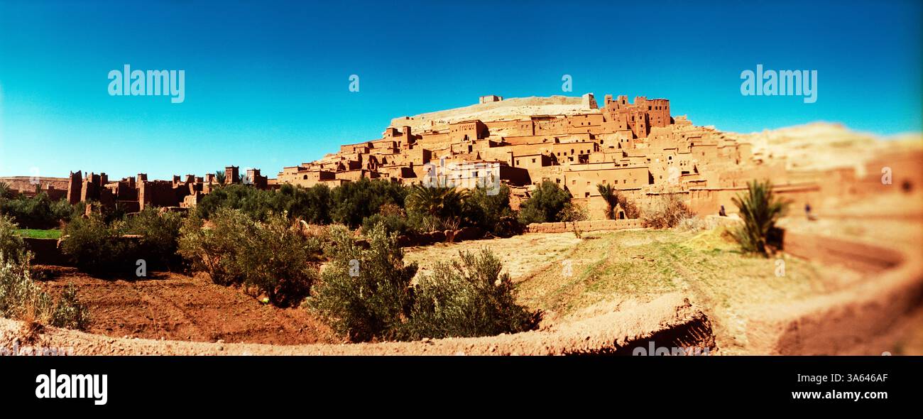 Vista panoramica del villaggio di Merzouga nel villaggio Oasi di Hassilabied nel sud-est del Marocco Foto Stock
