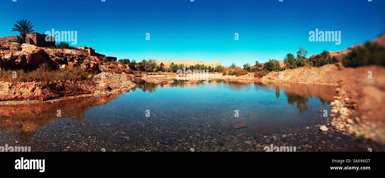 Vista panoramica del villaggio di Merzouga nel villaggio Oasi di Hassilabied nel sud-est del Marocco Foto Stock