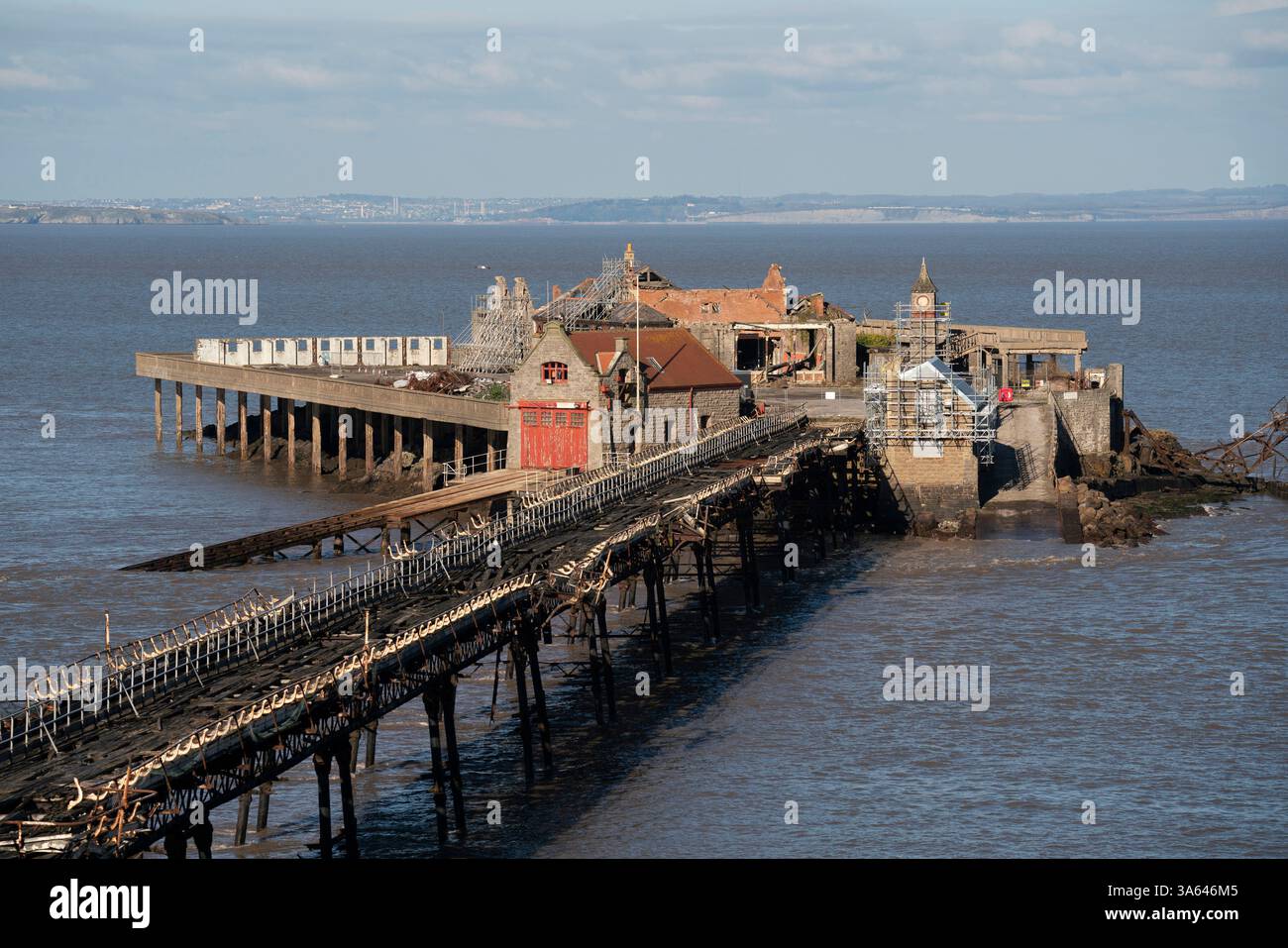 Molo di Birnbeck a Weston-super-Mare in una giornata soleggiata e limpida con l'alta marea. Foto Stock
