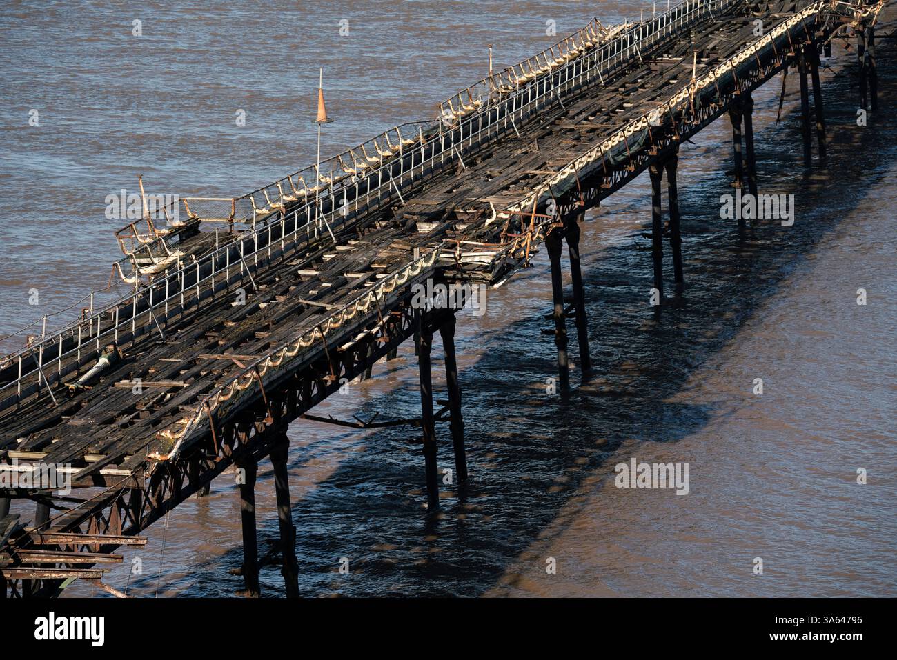 Molo di Birnbeck a Weston-super-Mare in una giornata soleggiata e limpida con l'alta marea. Foto Stock