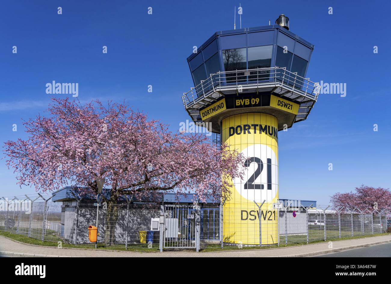 Aeroporto di Dortmund, DTM, Air Traffic Control Tower, BVB Black and Yellow Design, Renania settentrionale-Vestfalia, Germania, Europa Foto Stock