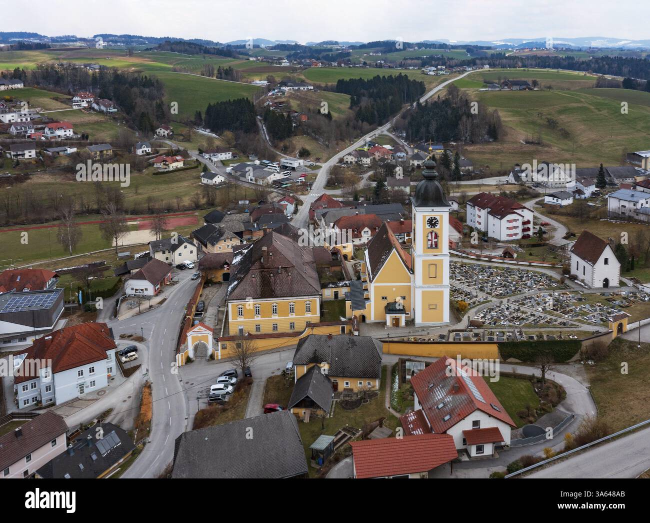 Drone shot, vista locale, chiesa parrocchiale, Niederwaldkirchen, Muehlviertel, alta Austria, Austria, Europa Foto Stock