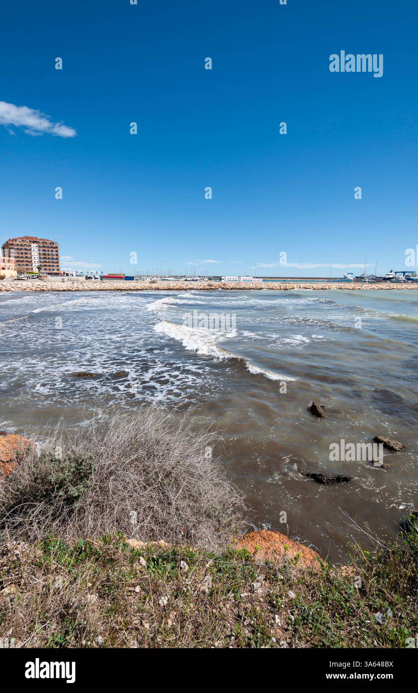 Una soleggiata giornata primaverile sulla spiaggia, playa del Clot, Vinaròs, Castellón de la Plana, Comunità Valenciana, Spagna Foto Stock