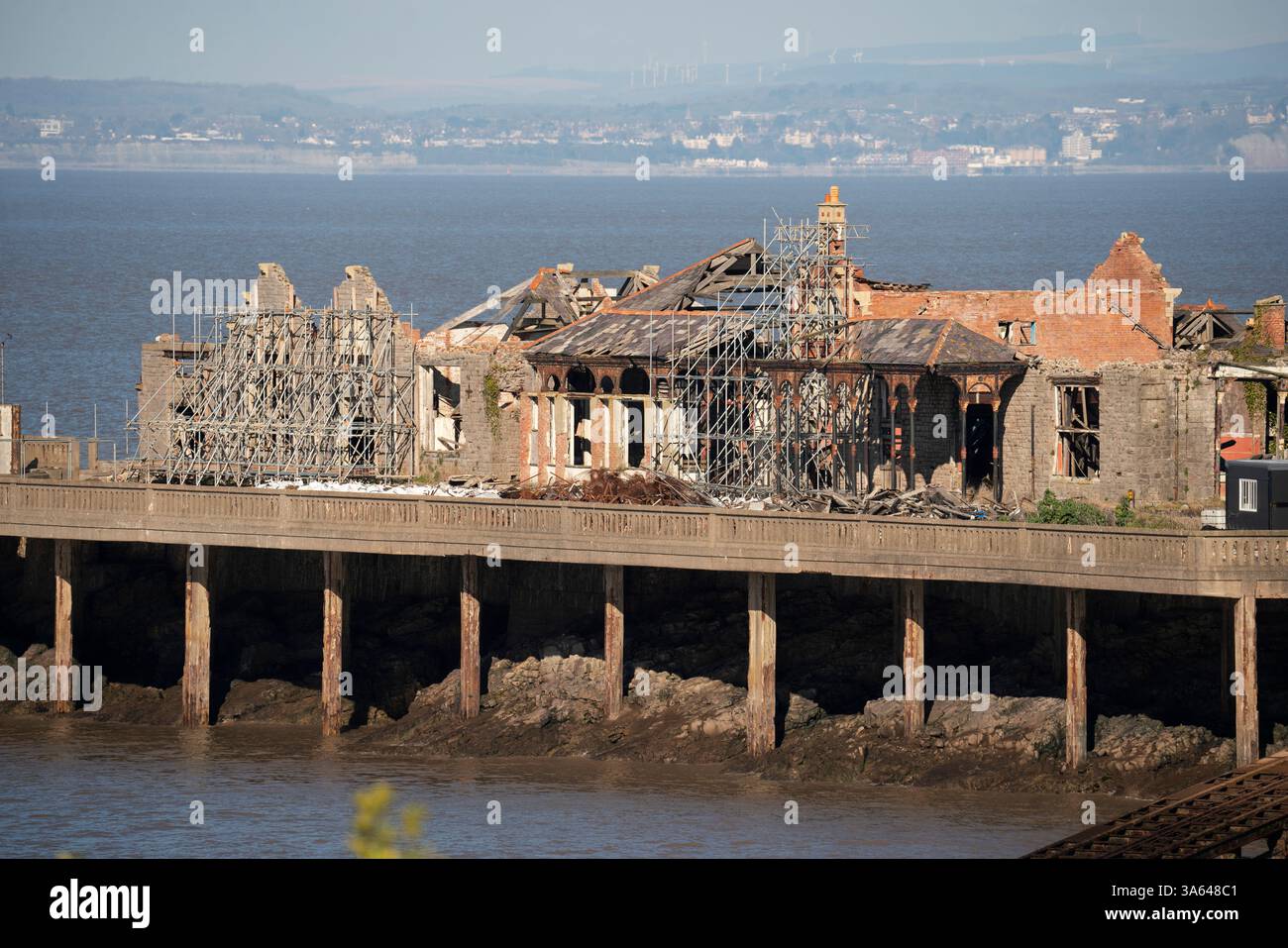 Molo di Birnbeck a Weston-super-Mare in una giornata soleggiata e limpida con l'alta marea. Foto Stock