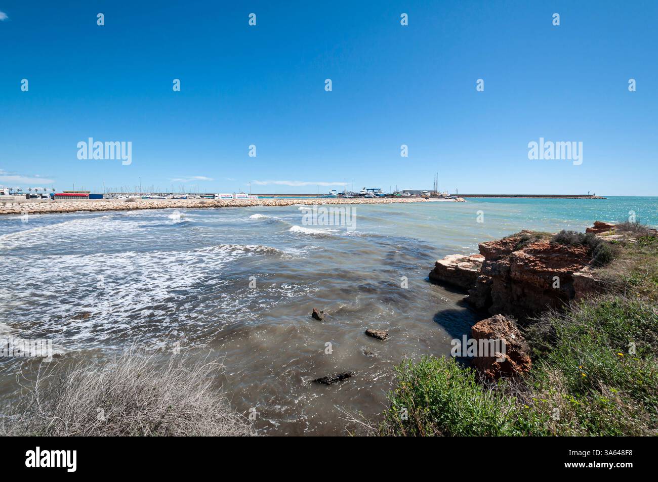 Una soleggiata giornata primaverile sulla spiaggia, playa del Clot, Vinaròs, Castellón de la Plana, Comunità Valenciana, Spagna Foto Stock