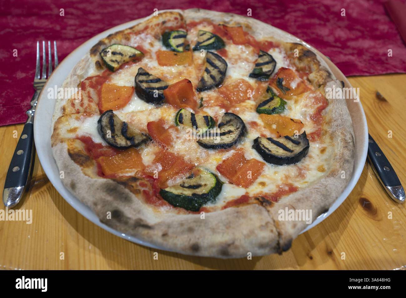Pizza vegetariana con zucchine fritte. Baviera, Germania, Europa Foto Stock