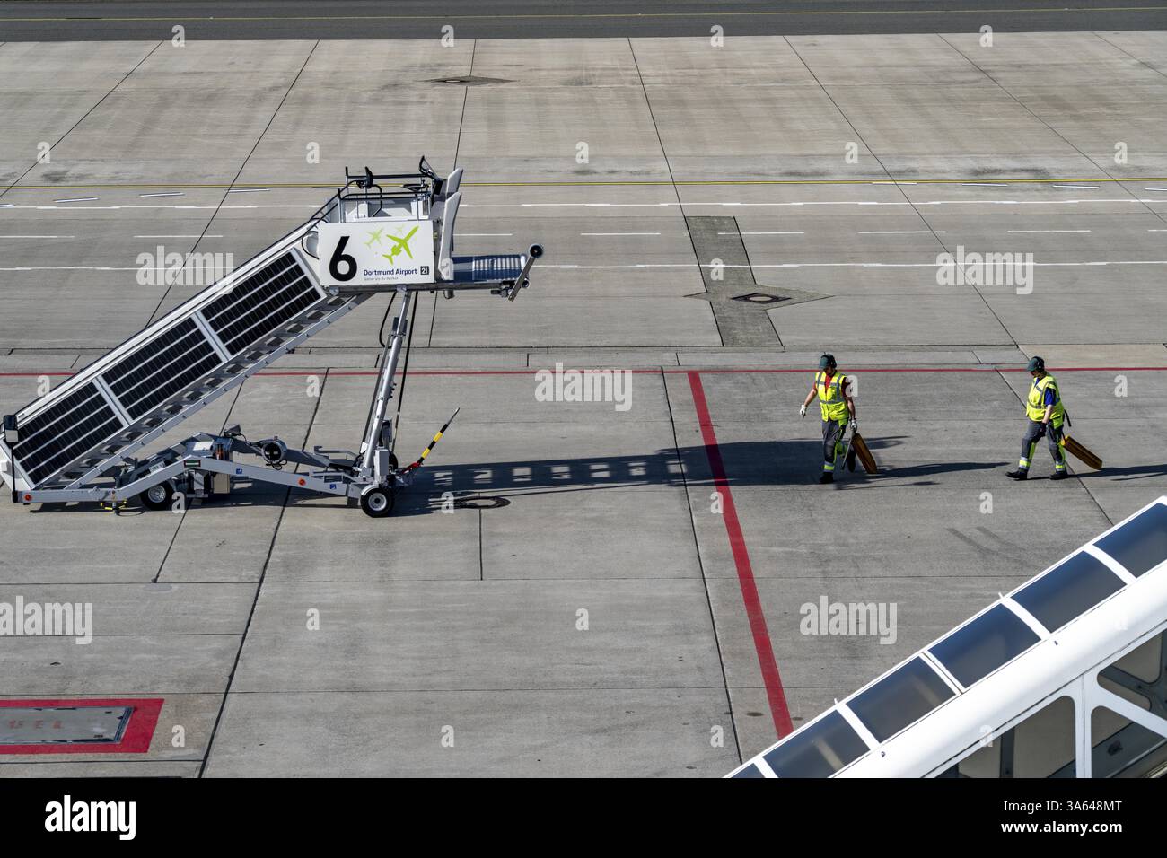 Aeroporto di Dortmund, DTM, grembiule, di fronte al terminal, pista, scale mobili passeggeri in attesa del volo successivo, Renania settentrionale-Vestfalia, Germania, Foto Stock