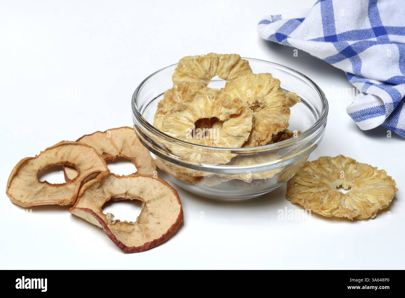 Fette di ananas essiccate in buccia e anelli di mela essiccati, frutta secca Foto Stock