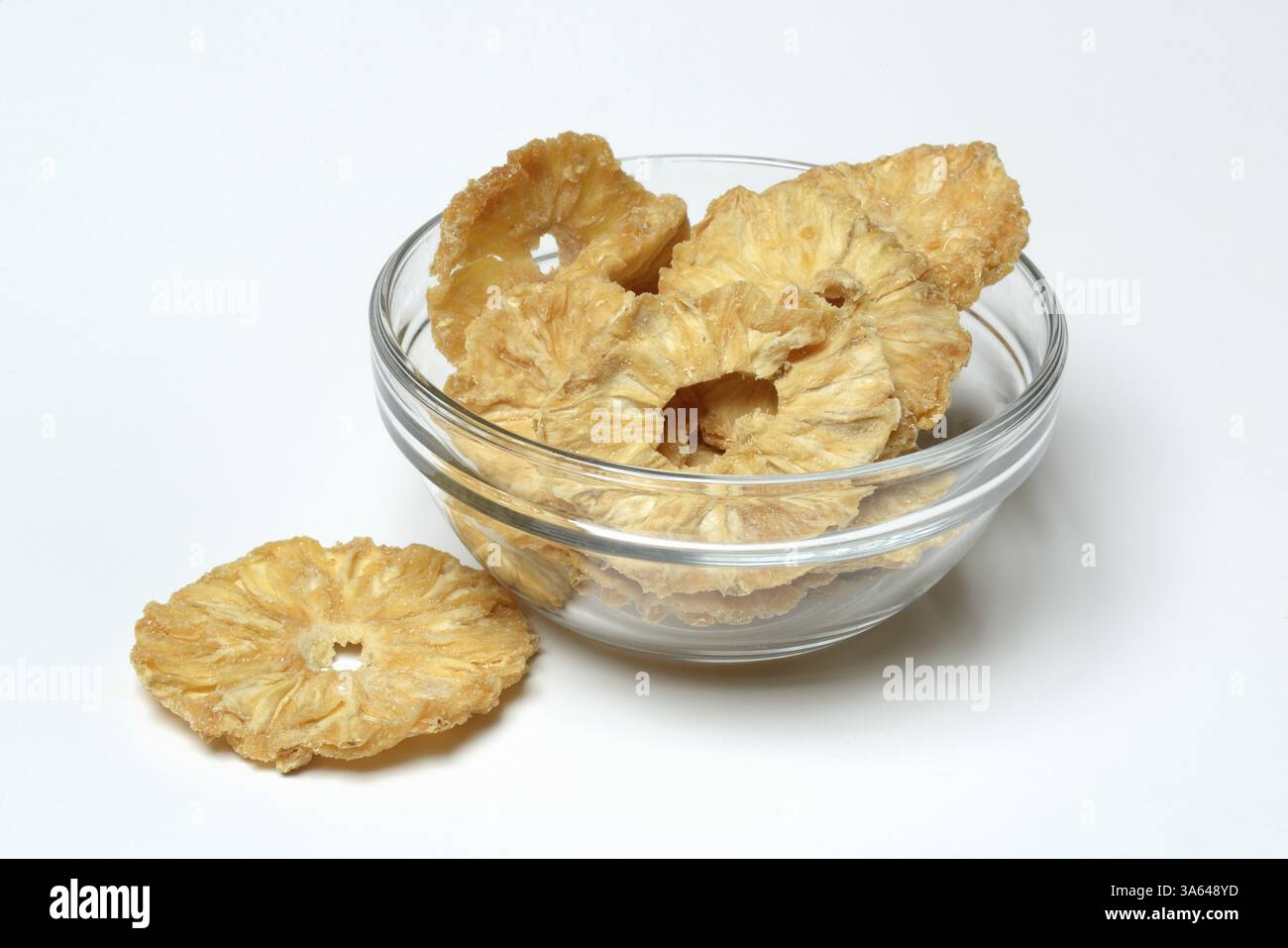 Fette di ananas essiccate in buccia, frutta secca Foto Stock