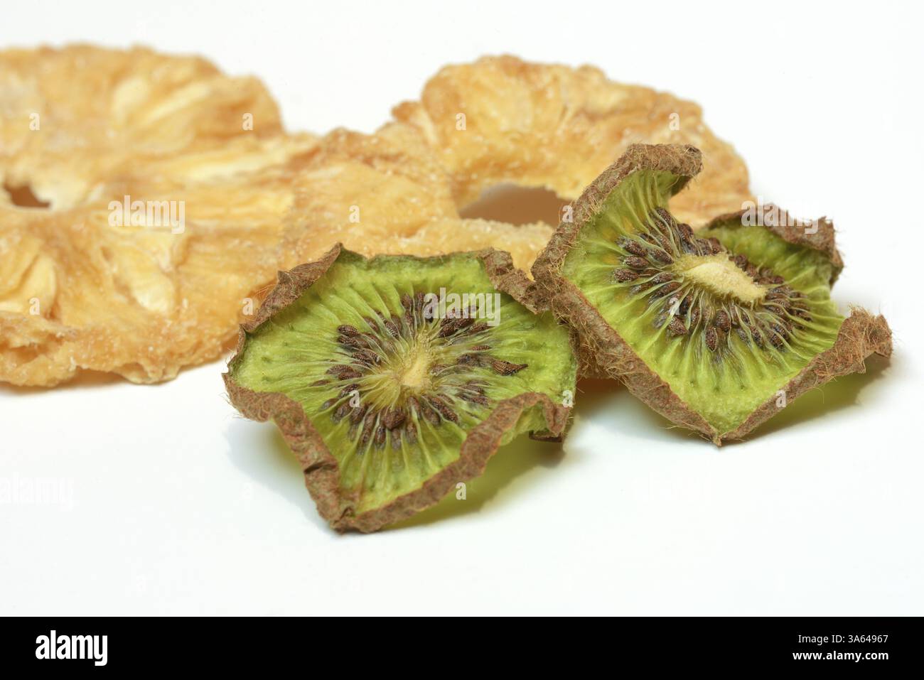 Fette di ananas essiccate e fette di kiwi essiccate, frutta secca Foto Stock