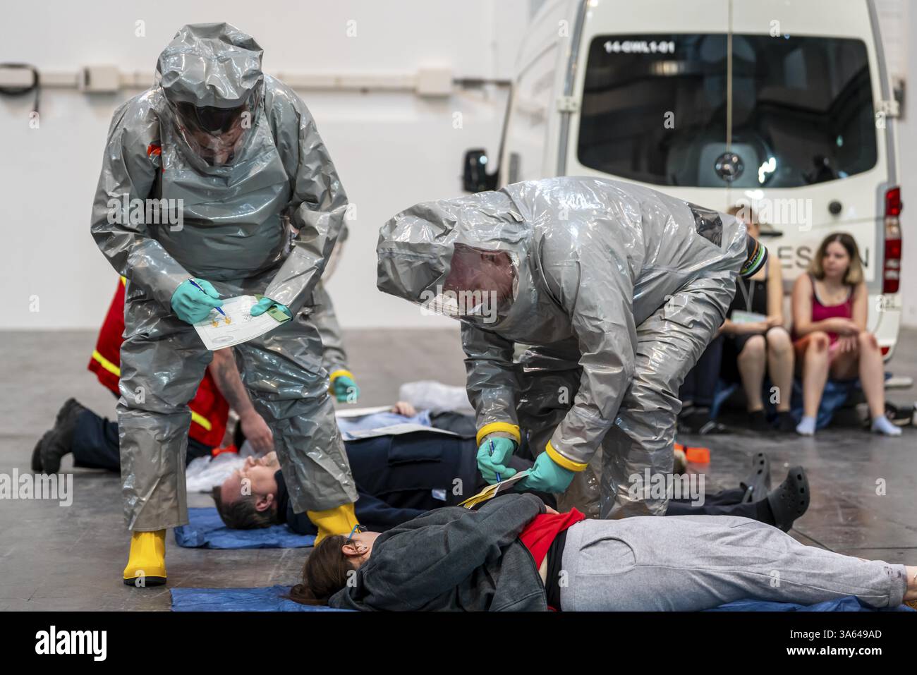 Osservazione dei pazienti davanti alla decontaminazione delle persone ferite dopo un presunto incidente con sostanze pericolose, paziente intubato e venti Foto Stock