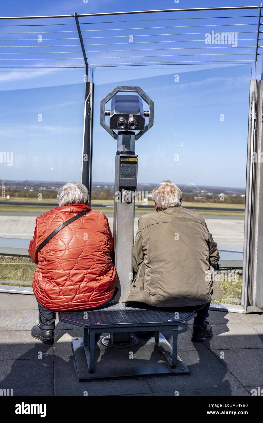 Aeroporto di Dortmund, DTM, terrazza per i visitatori nell'edificio del terminal, vista sul piazzale e sulla pista, Renania settentrionale-Vestfalia, Germania, Europa Foto Stock