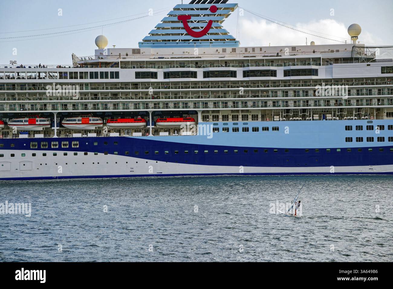 Windsurfer e nave da crociera nel porto di Funchal, Funchal, Madeira, Portogallo, Europa Foto Stock