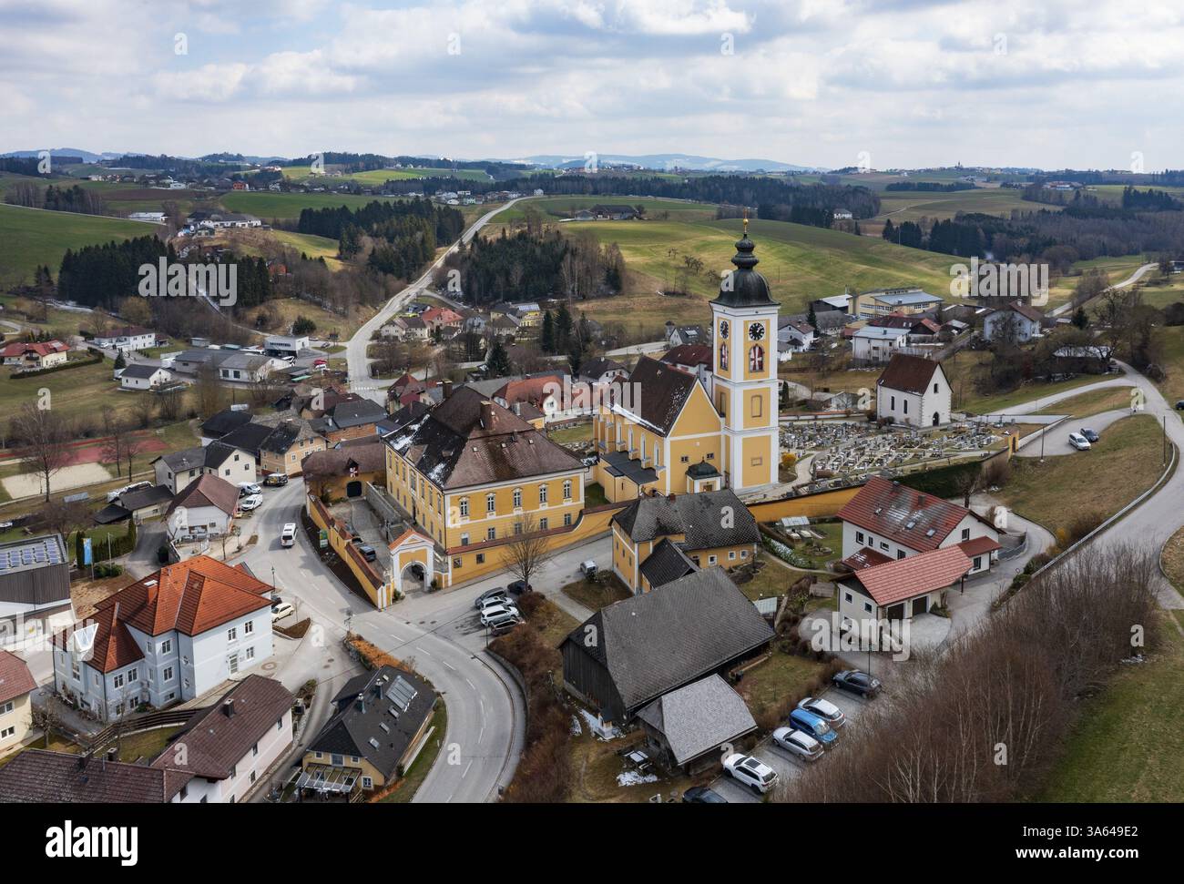 Drone shot, vista locale, chiesa parrocchiale, Niederwaldkirchen, Muehlviertel, alta Austria, Austria, Europa Foto Stock