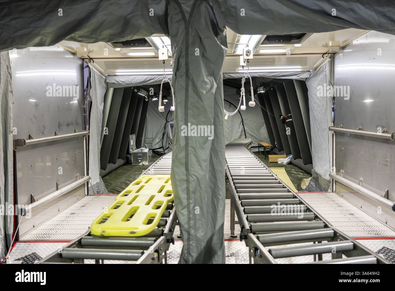 La decontaminazione delle persone ferite dopo un presunto incidente che coinvolge sostanze pericolose, i vigili del fuoco e le organizzazioni umanitarie esercitano la creazione di un Foto Stock