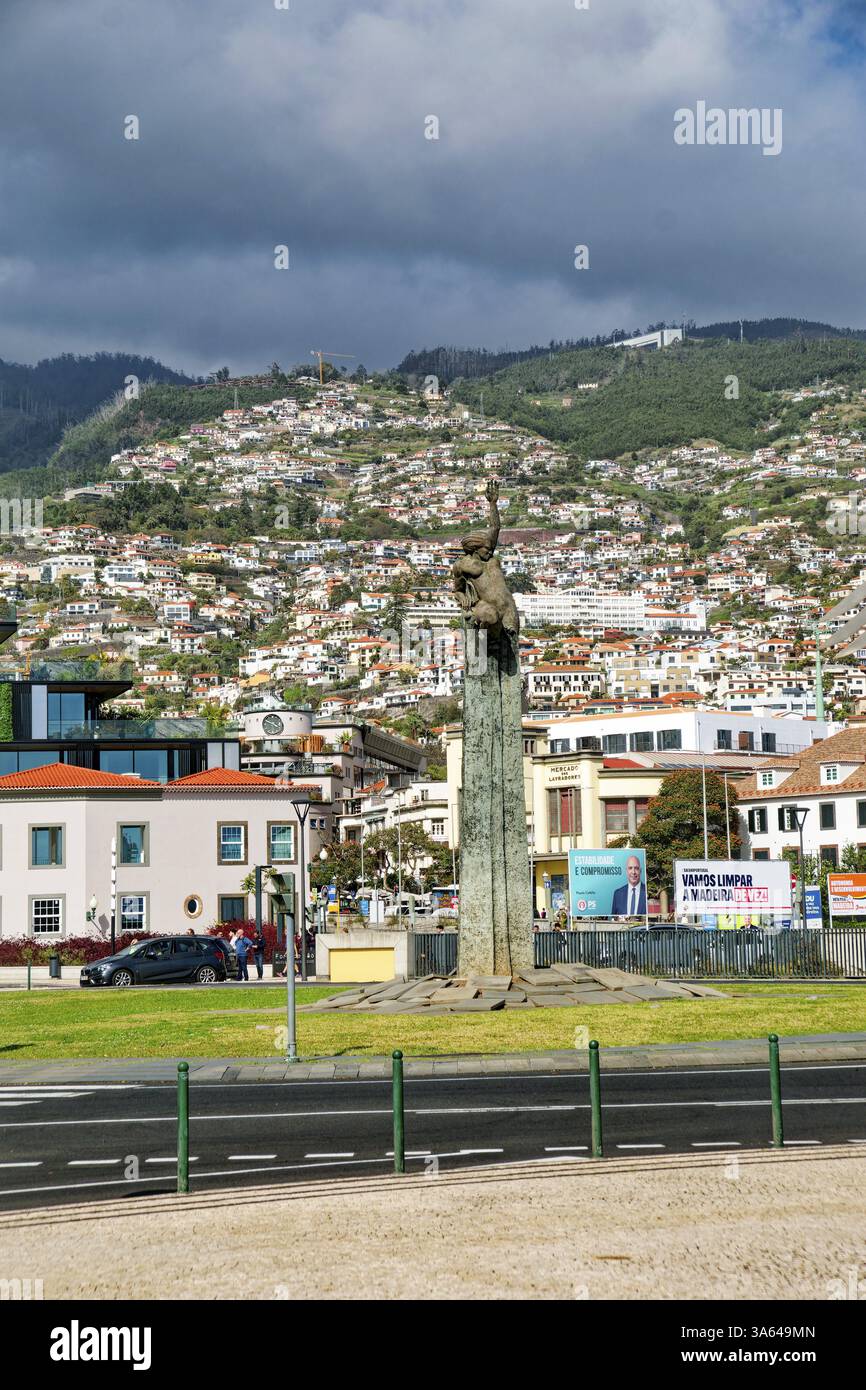 Monumento all'autonomia, Monumento a Autonomia, statua in bronzo in Piazza autonomia, Praca da Autonomia, Funchal, Madeira, Portogallo, Europa Foto Stock