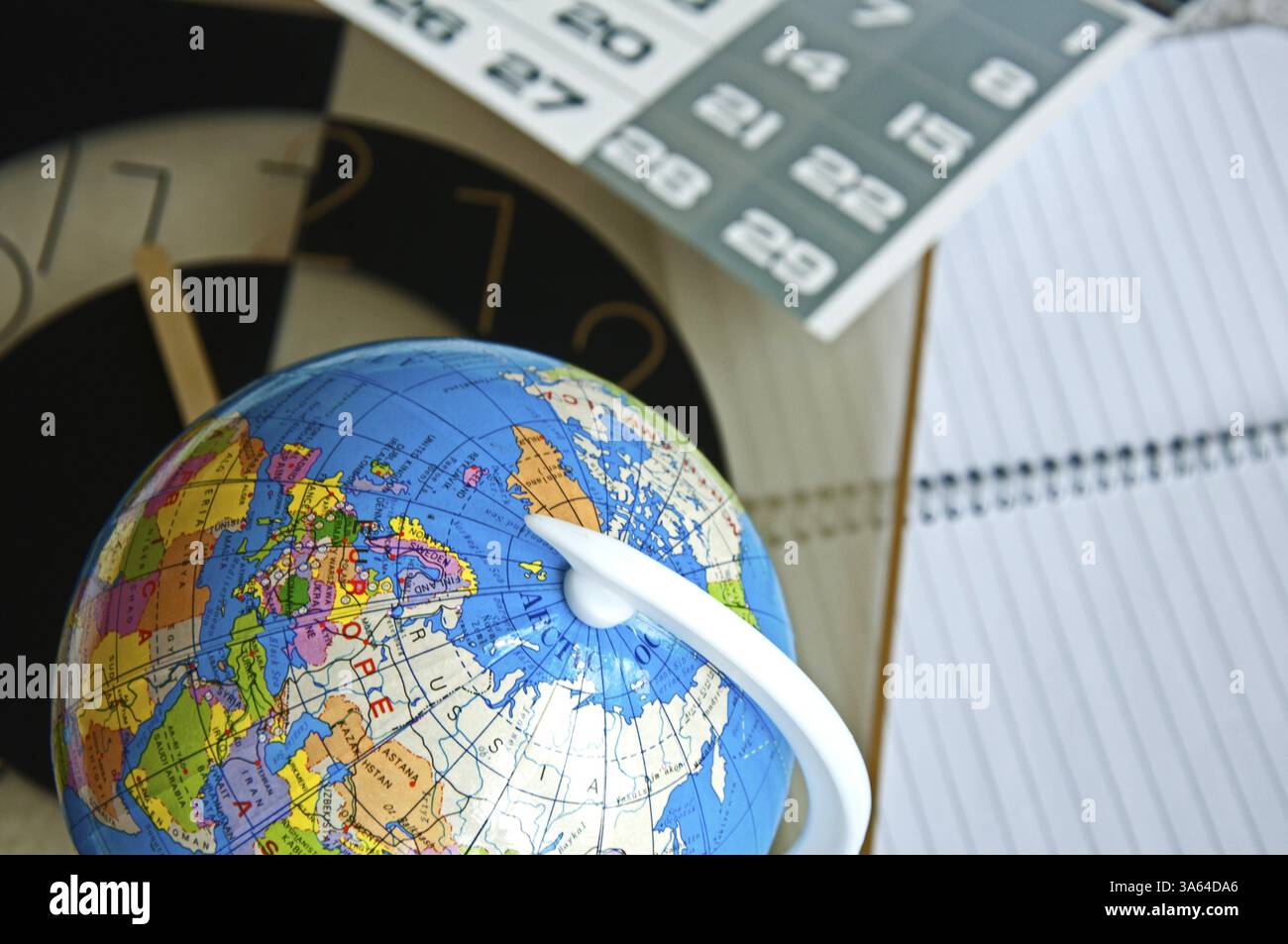 Globo calendario business calcolatrice e notebook Foto Stock