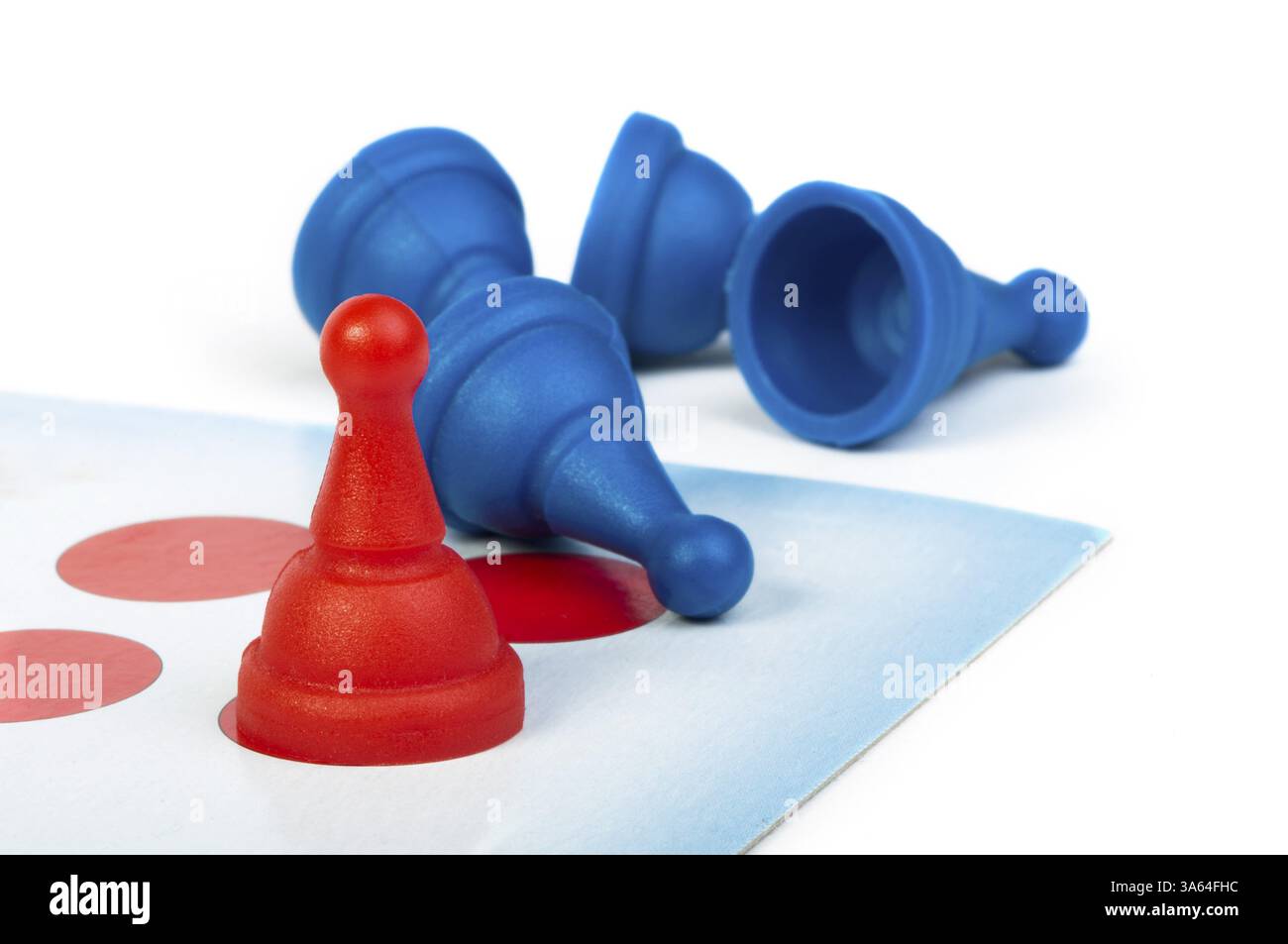 Rosso e blu pedine di gioco Isolato bianco. Concezione Lideship Foto Stock