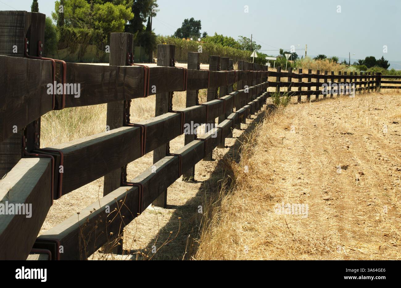 Staccionata in legno sul ranch utilizzato per il contenimento di cavallo Foto Stock