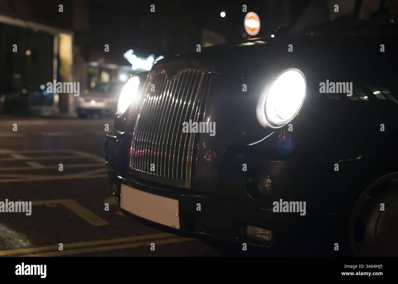 Taxi a Londra davanti ad un centro shopping di notte Foto Stock