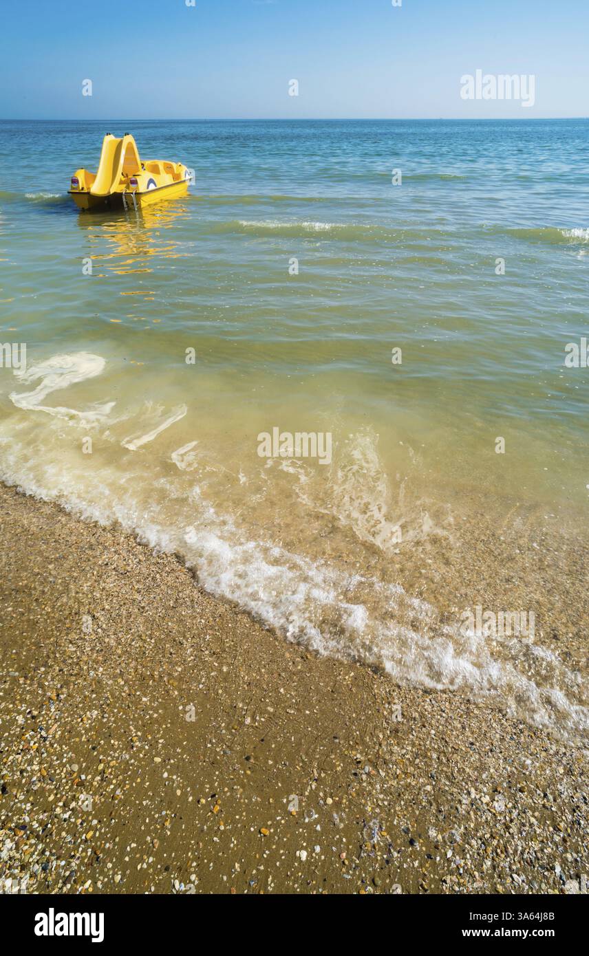 Giallo scialuppa di salvataggio sulla spiaggia. Spiaggia italiana Foto Stock