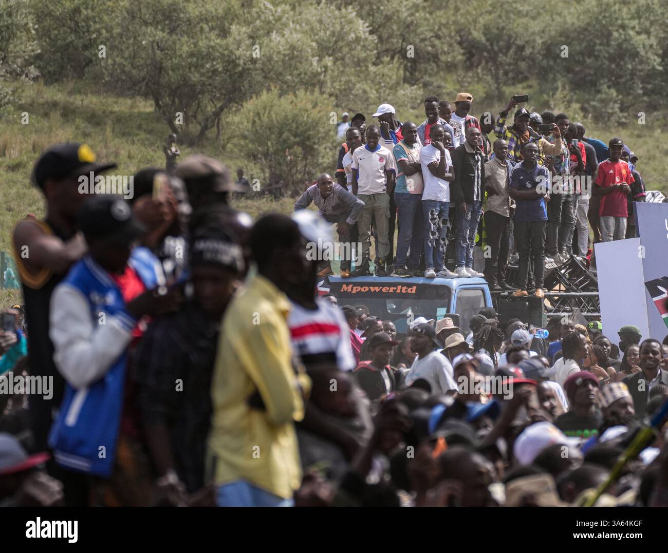 Naivasha. 23 marzo 2025. La gente guarda il World Rally Championship (WRC) Safari Rally Kenya a Naivasha, Kenya, il 23 marzo 2025.PER ANDARE CON 'Roundup: Toyota's Evans Seals Miden WRC Safari Rally title in Kenya ' crediti: Li Yahui/Xinhua/Alamy Live News Foto Stock