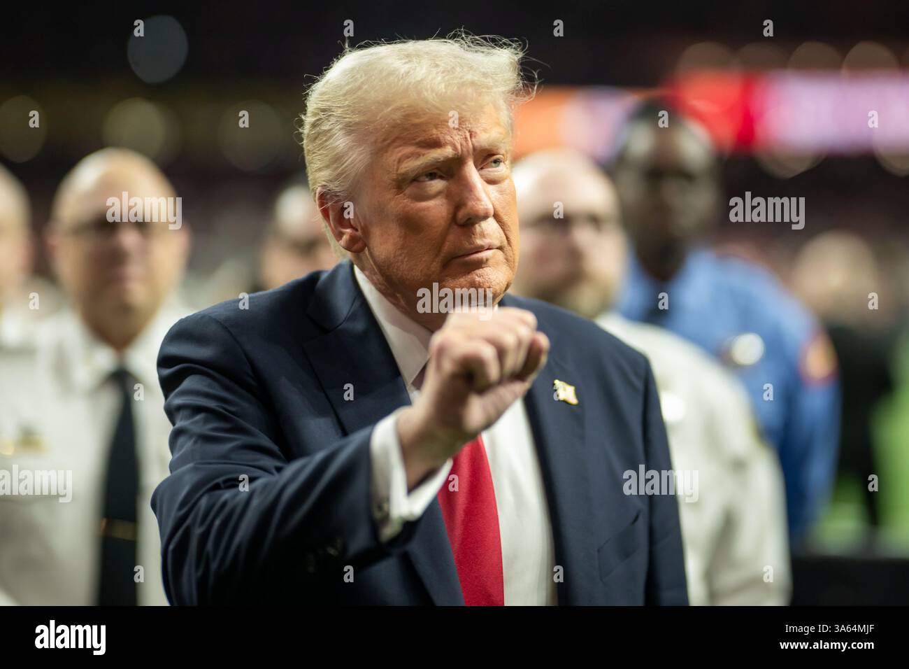 Il presidente Donald Trump ha alzato il pugno durante il Super Bowl LIX al Caesars Superdome di New Orleans, Louisiana. (USA) Foto Stock