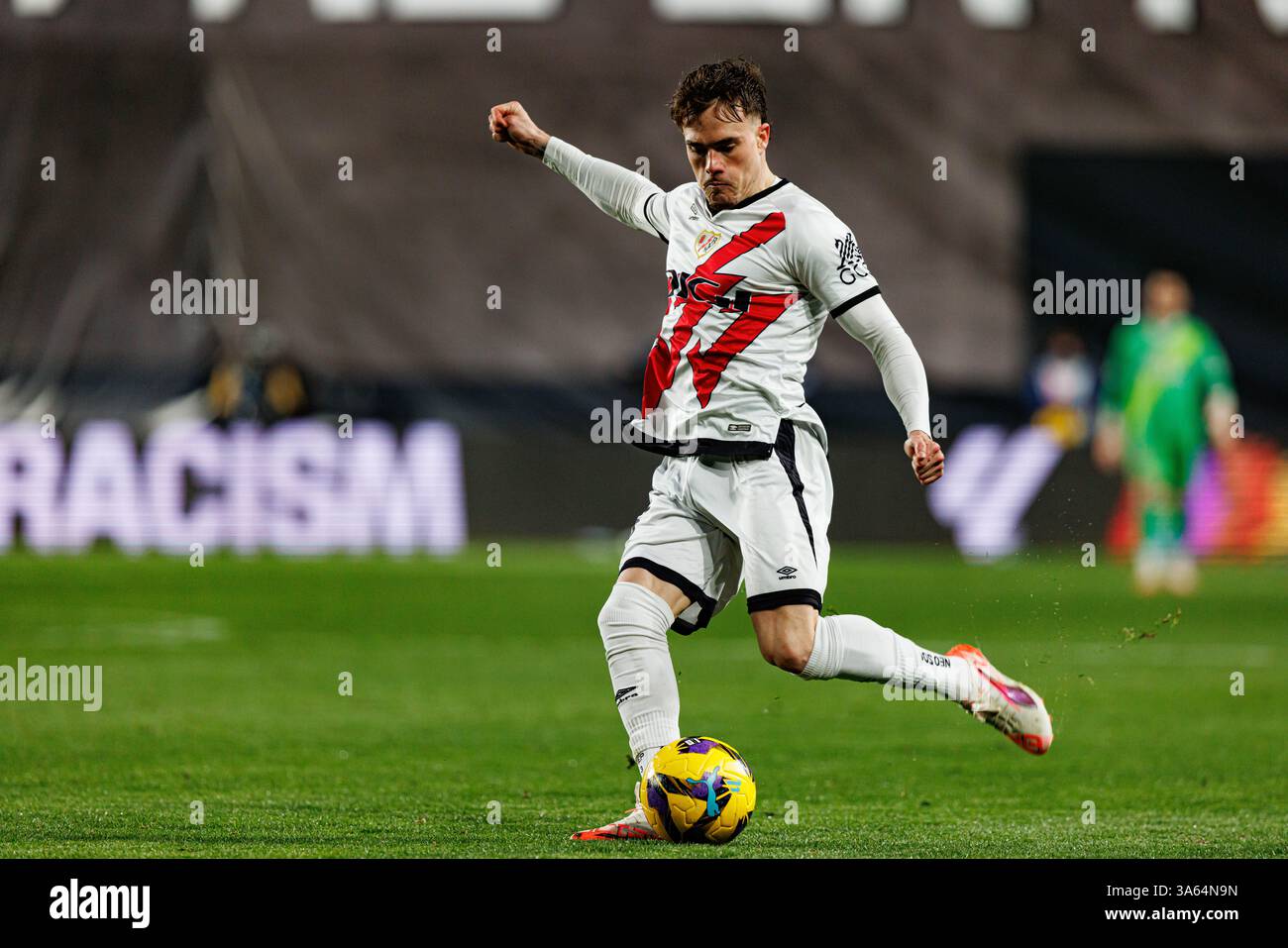 Madrid, Spagna. 16 marzo 2025. Josep Chavarria di Rayo Vallecano visto in azione durante la partita SPORTIVA LaLiga EA tra squadre di Rayo Vallecano e Real Sociedad de Futbol all'Estadio de Vallecas. Punteggio finale Rayo Vallecano 2 : 2 Real Sociedad de Futbol (foto di Maciej Rogowski/SOPA Images/Sipa USA) credito: SIPA USA/Alamy Live News Foto Stock