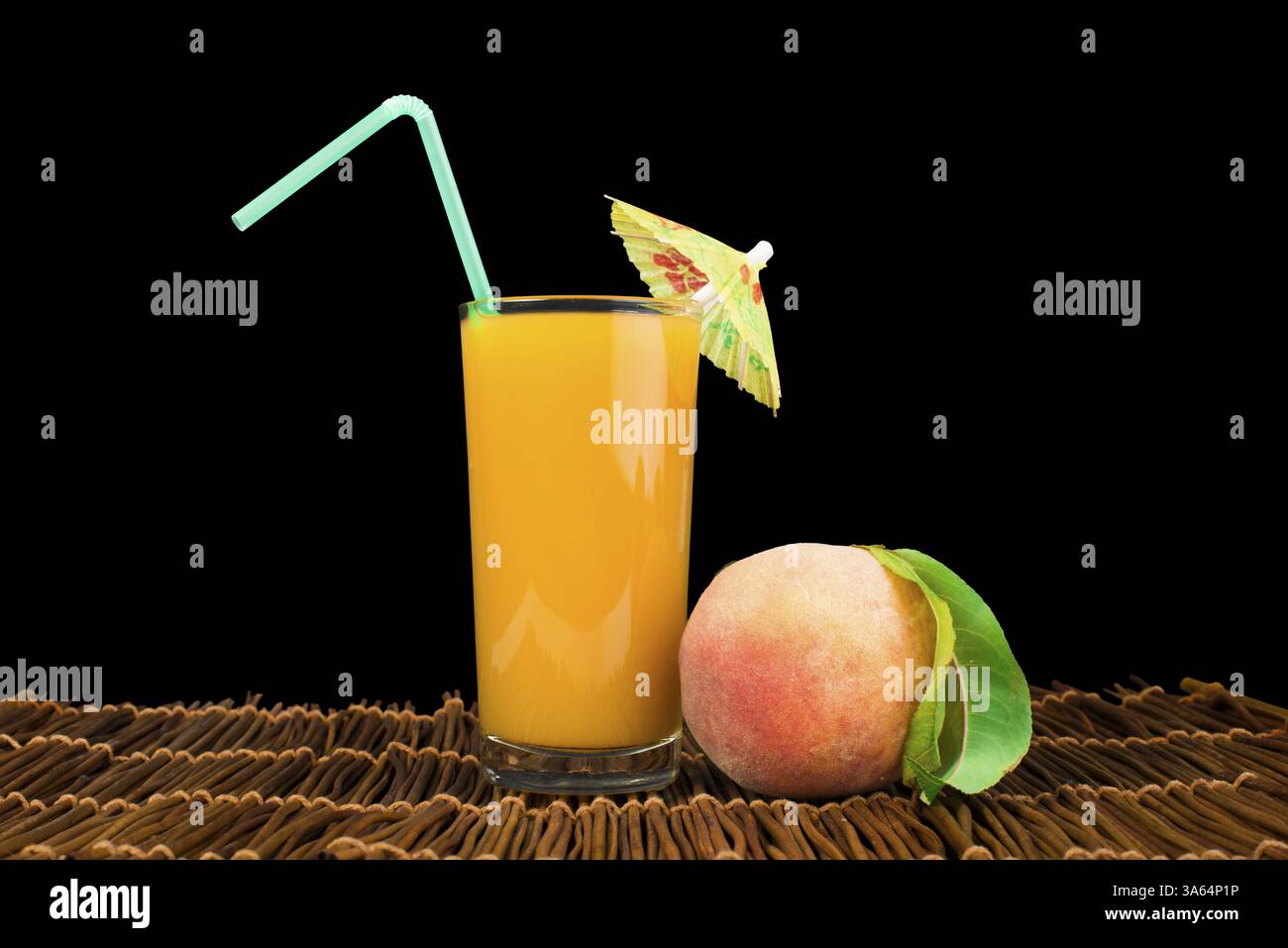 Pesche e bicchiere con foto in studio isolate di colore nero Foto Stock