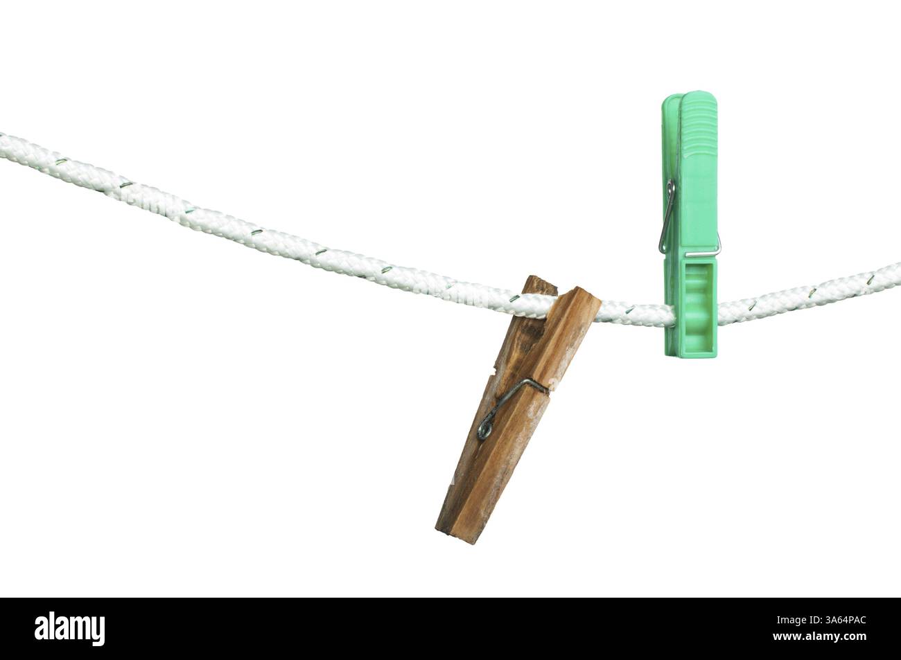 Pioli su una fune.Bianco isolato studio shot Foto Stock
