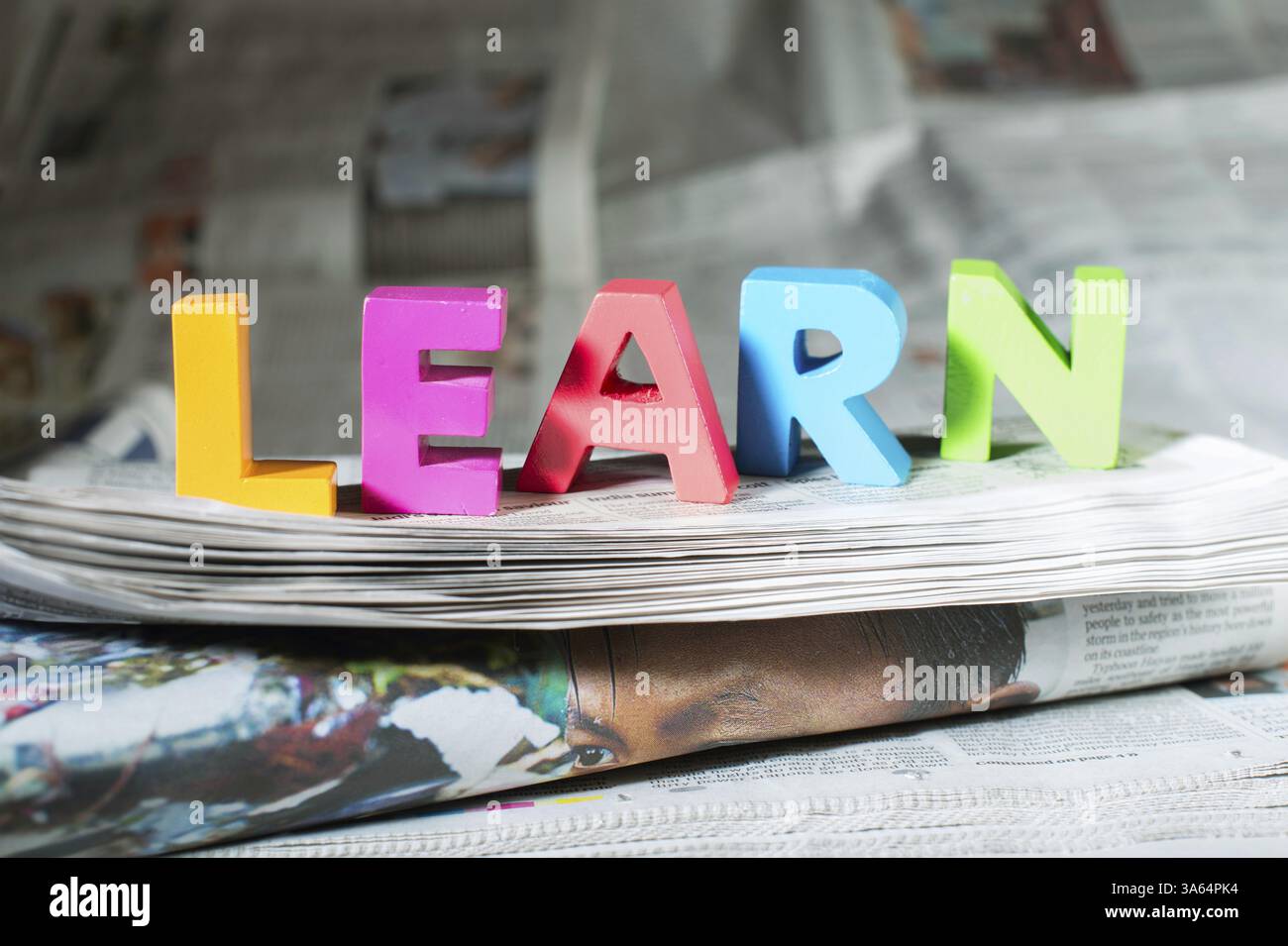 Parola imparare sul giornale. Lettere di legno Foto Stock