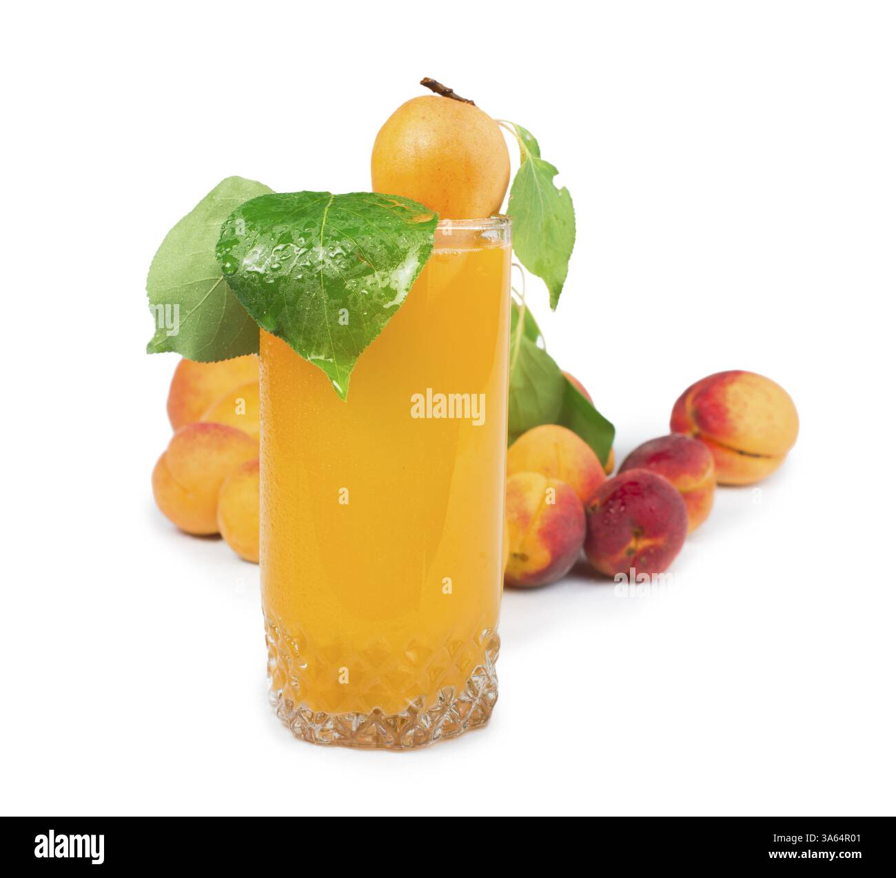 Le albicocche e succo di vetro. Isolato bianco Studio shot Foto Stock