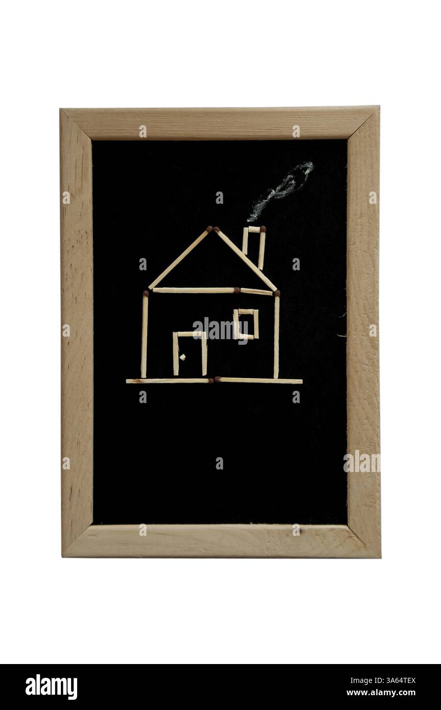 Casa in legno su sfondo nero. Stick fatto nel telaio Foto Stock