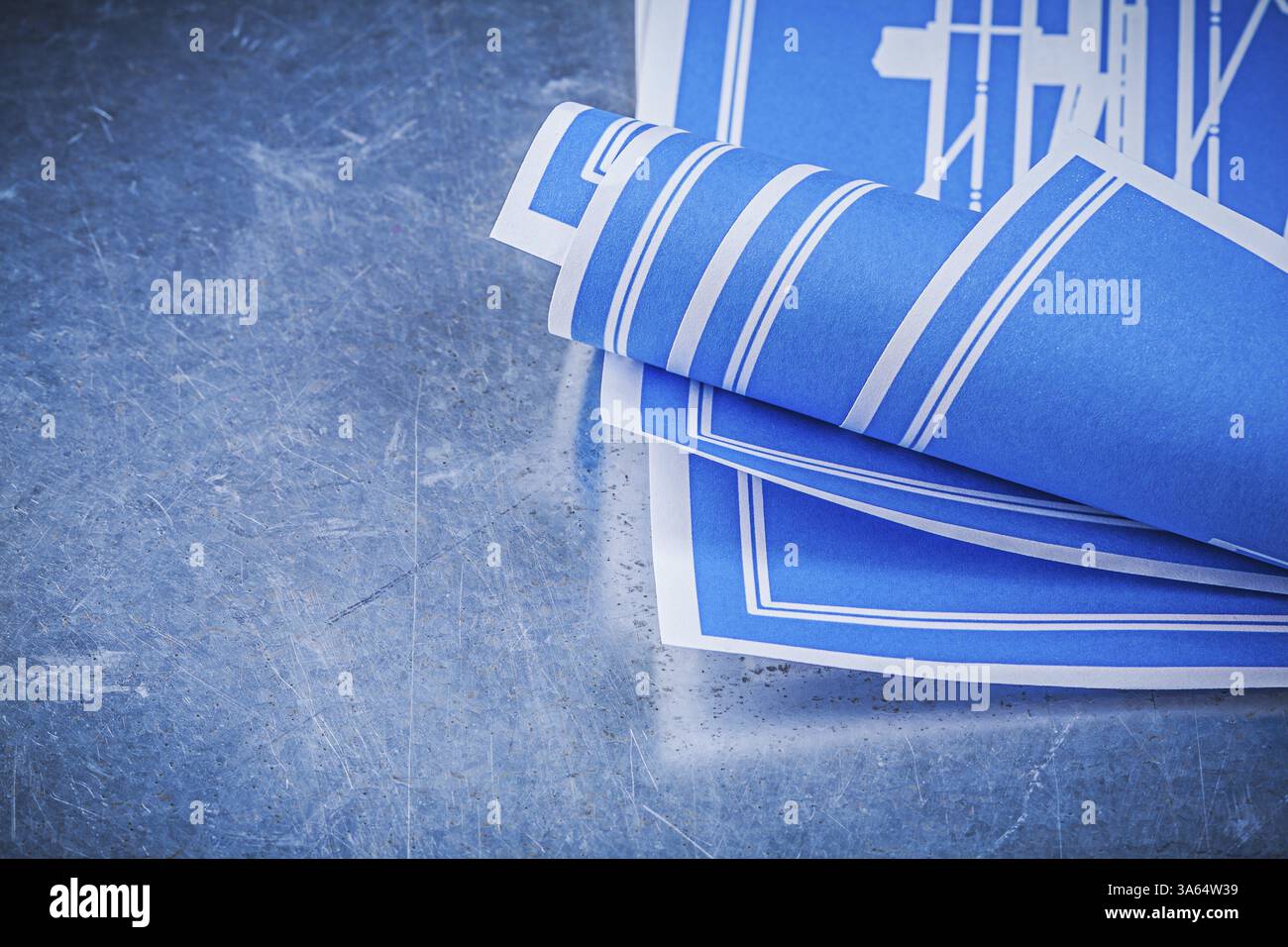 Piani di costruzione blu su fondo metallico Foto Stock