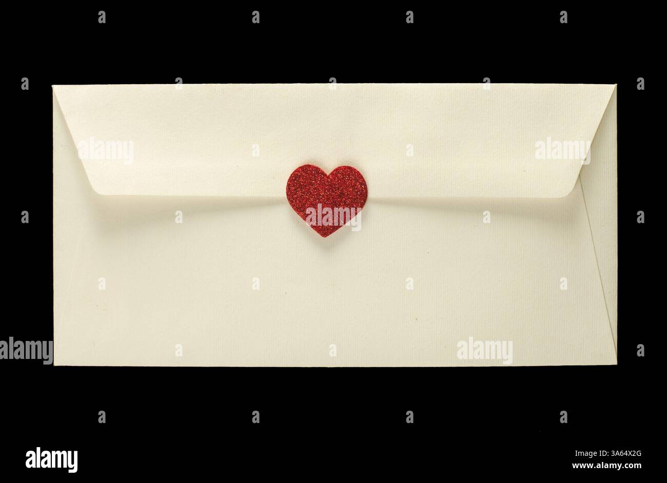 Cuori rossi e busta bianca su sfondo di legno Foto Stock