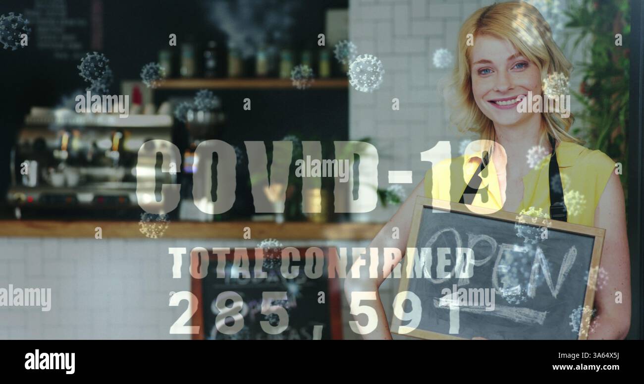 Donna sorridente che tiene un cartello aperto nel bar, casi confermati COVID-19 sovrapposti Foto Stock