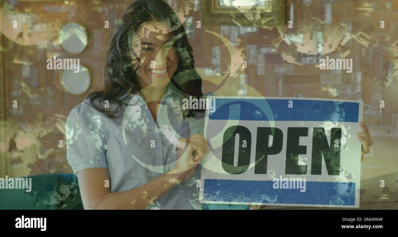 Donna sorridente che tiene aperto negozio di accesso, pronta per gli affari Foto Stock