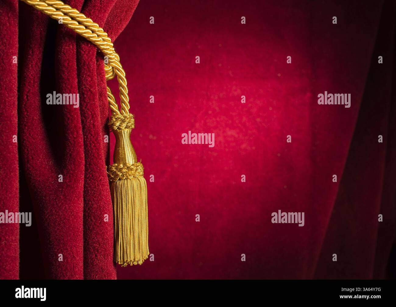 Red teatro tenda e nappe di colore giallo Foto Stock Red teatro tenda e nappe di colore giallo Foto Stock