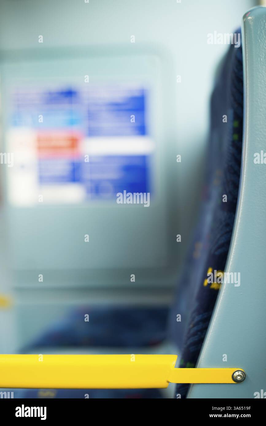 Il bus interno in corrispondenza di mezzi di trasporto pubblici. Posti a sedere in un bus Foto Stock