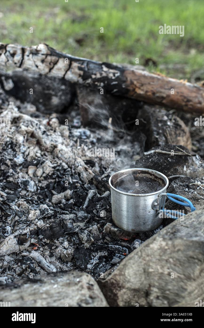 Fare caffè al fuoco nella foresta Foto Stock