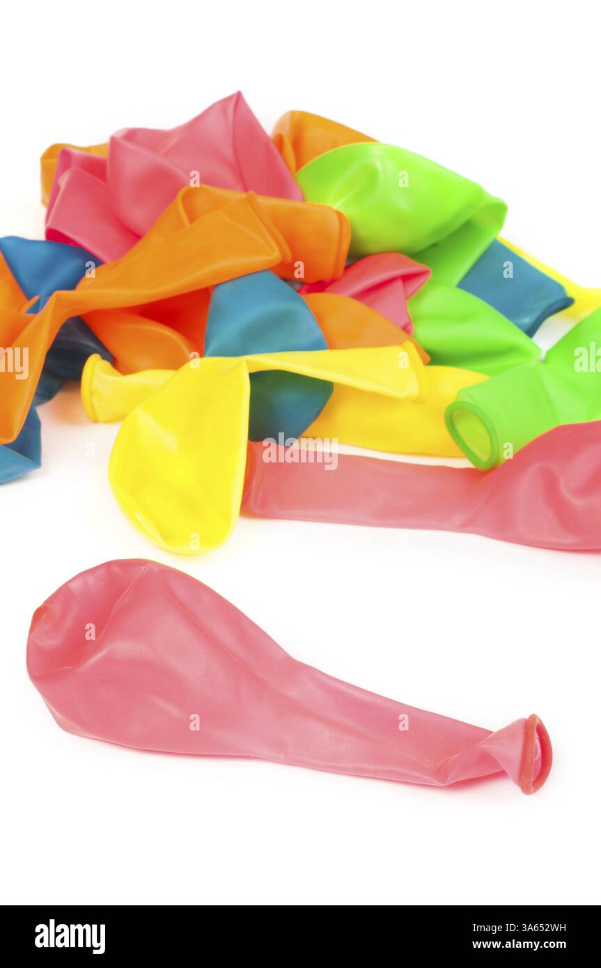 Pila di palloncini non gonfiata da colori diversi. White isolato Foto Stock